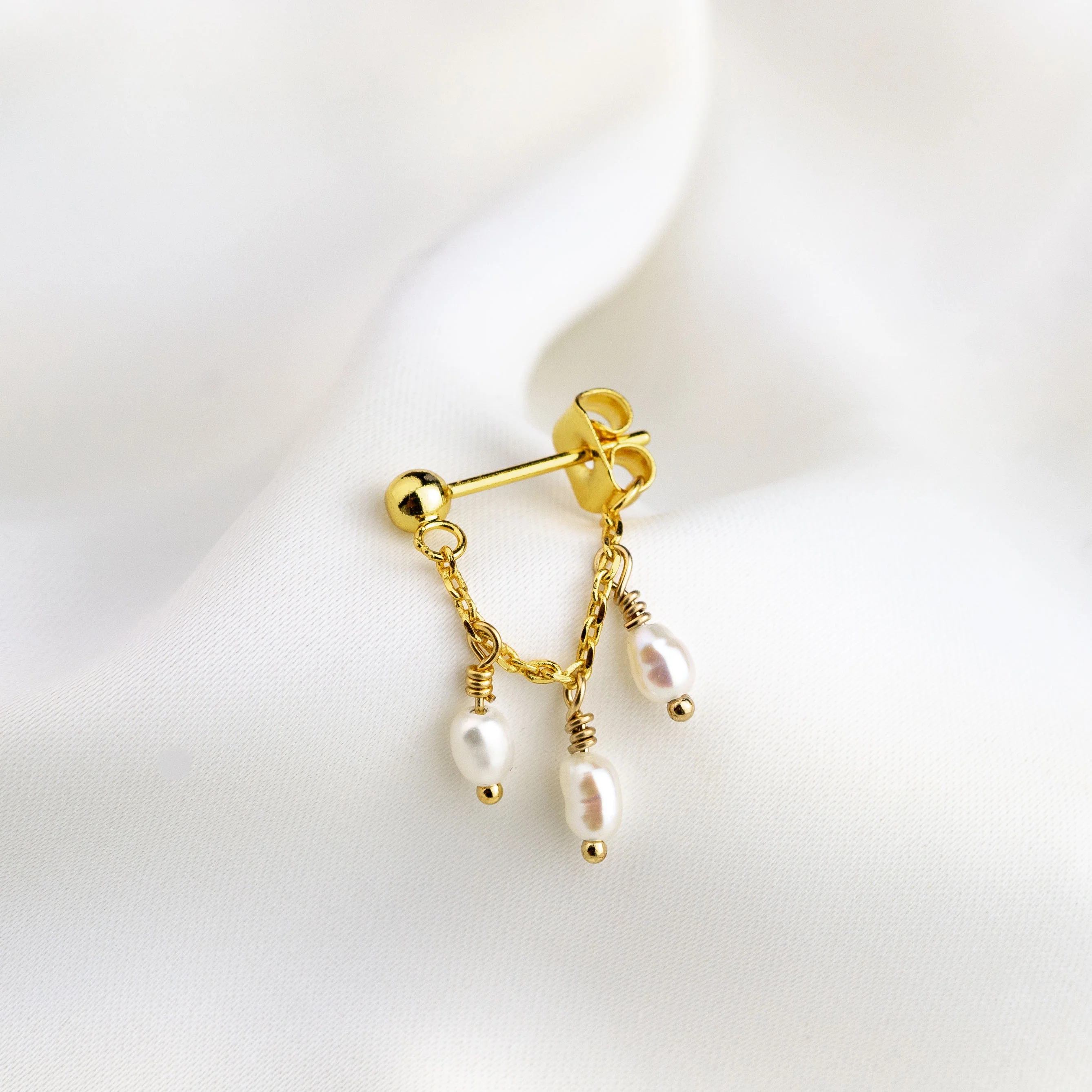 Delicate Pearls Earpin